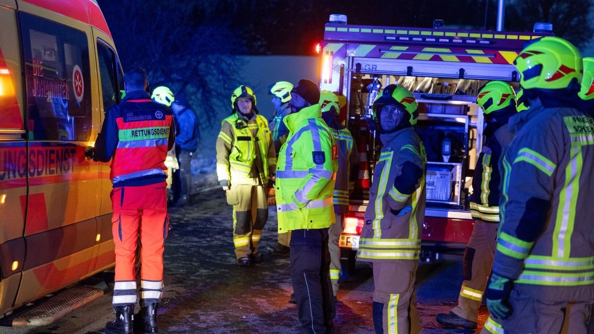 Bei einem schweren Unfall ist am Montag auf der Straße zwischen Schleusingen und Gethles im Landkreis Hildburghausen ein Autofahrer lebensbedrohlich verletzt worden.