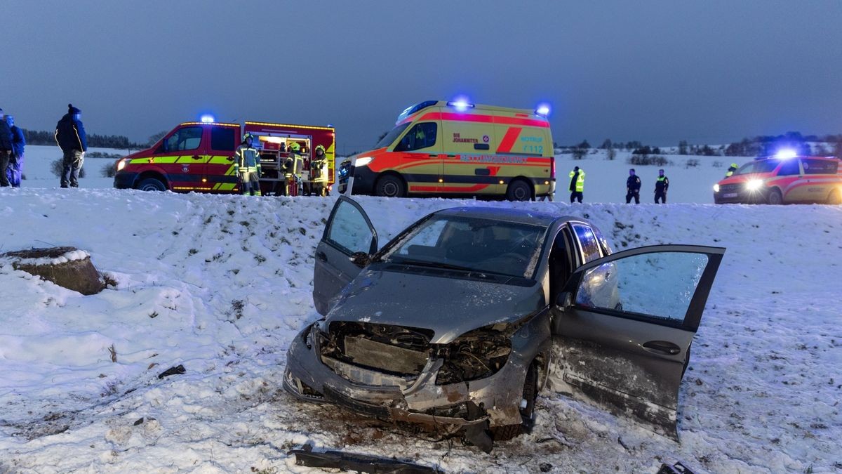 Nach ersten Informationen war der 77-Jährige aus bisher ungeklärter Ursache von der Fahrbahn abgekommen.