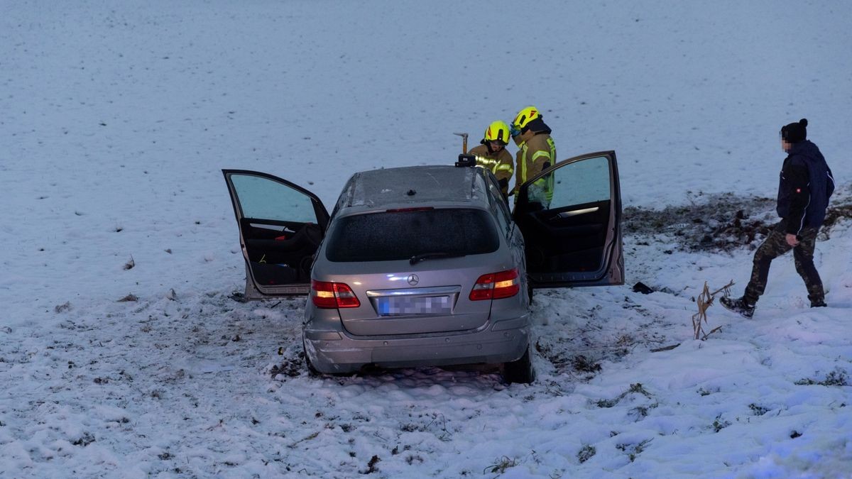 Bei einem schweren Unfall ist am Montag auf der Straße zwischen Schleusingen und Gethles im Landkreis Hildburghausen ein Autofahrer lebensbedrohlich verletzt worden.