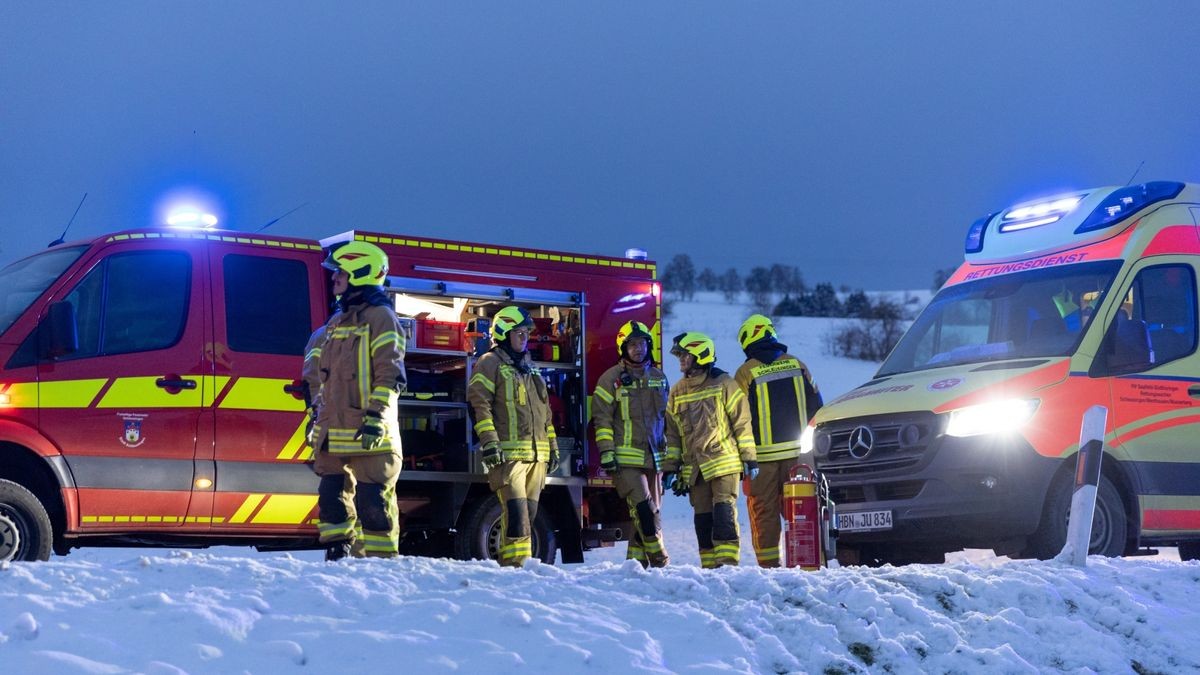 Der Fahrer erlitt lebensgefährliche Verletzungen und musste von der Feuerwehr gerettet werden. 