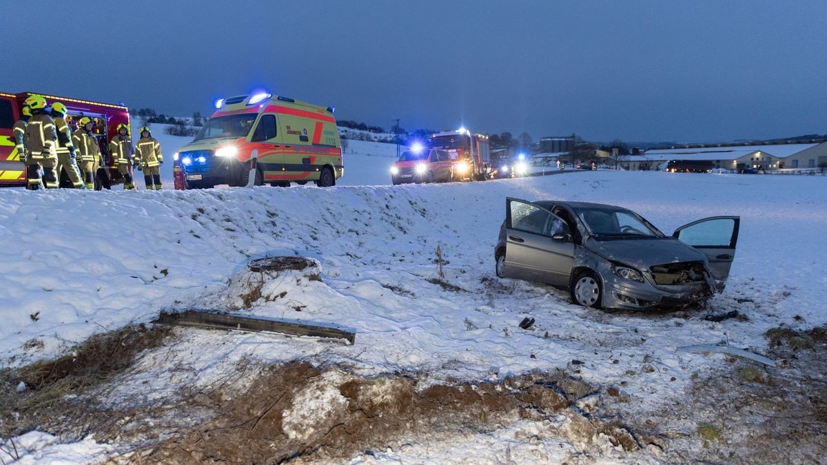 Bei einem schweren Unfall ist am Montag auf der Straße zwischen Schleusingen und Gethles im Landkreis Hildburghausen ein Autofahrer lebensbedrohlich verletzt worden.