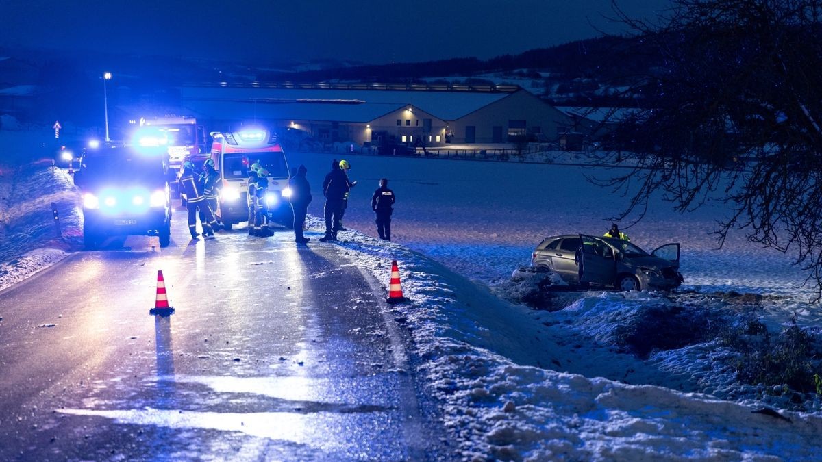 Bei einem schweren Unfall ist am Montag auf der Straße zwischen Schleusingen und Gethles im Landkreis Hildburghausen ein Autofahrer lebensbedrohlich verletzt worden.