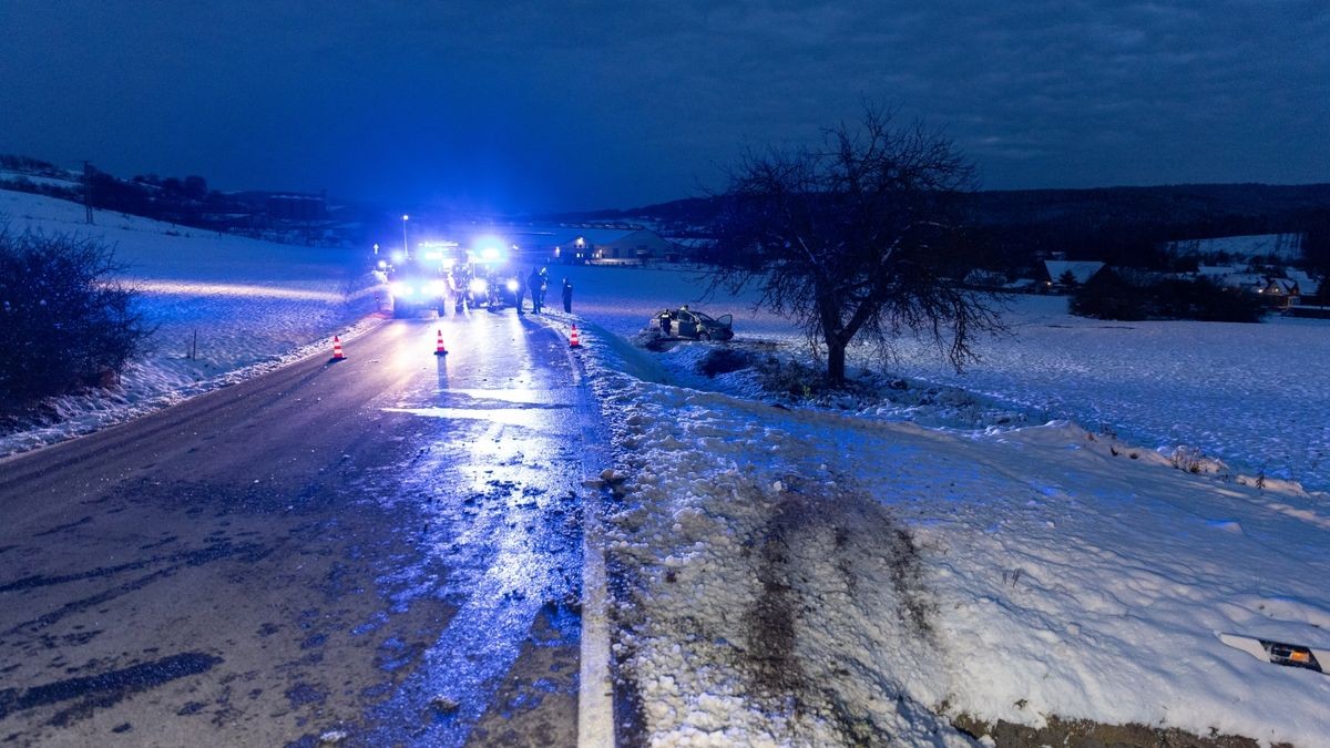 Bei einem schweren Unfall ist am Montag auf der Straße zwischen Schleusingen und Gethles im Landkreis Hildburghausen ein Autofahrer lebensbedrohlich verletzt worden.