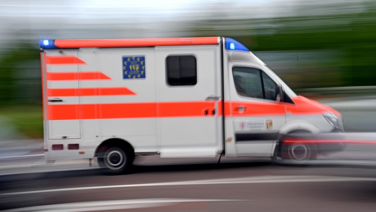 Die 23-jährige Autofahrerin wurde durch die Kollision verletzt und wurde mit einem Rettungswagen in ein Krankenhaus gebracht. (Symbolbild)