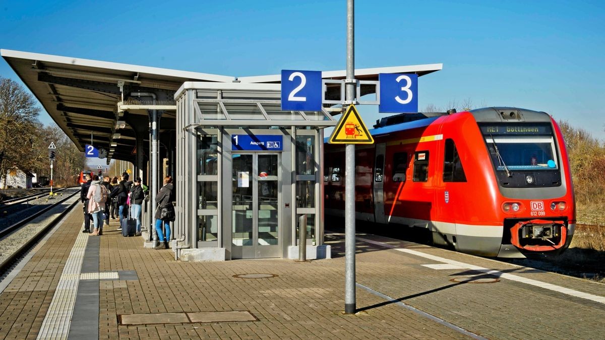 Ein Suchhund hat die Spur bis zum Bahnhof Mühlhausen verfolgt. Laut Polizei ist sie dort in den Zug nach Leinefelde eingestiegen.