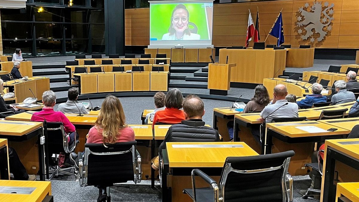 Witterungsbedingt musste der Vortrag im Rahmen der gemeinsamen Ringvorlesung von Universität Erfurt, Thüringer Landtag und der Funke-Medien-Gruppe im Thüringer Landtag per Videostream zugeschaltet werden. Es sprach Ronja Kemmer, Obfrau der Enquete-Kommission „Künstliche Intelligenz“ des deutschen Bundestages, zum Thema „Künstliche Intelligenz – Chancen und Risiken der nächsten digitalen Revolution“.