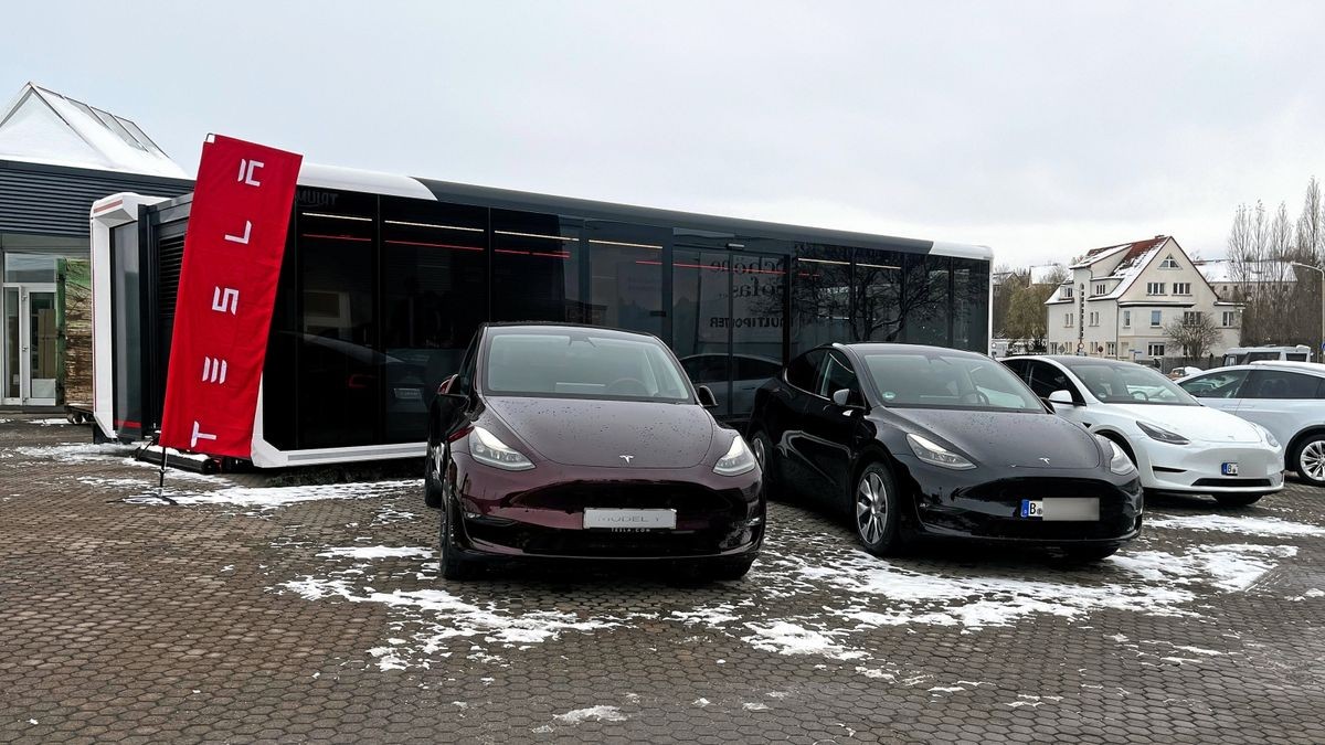 Ein Glaspavillon an der Weimarischen Straße ist der Vorbote des künftigen Tesla-Autohauses.