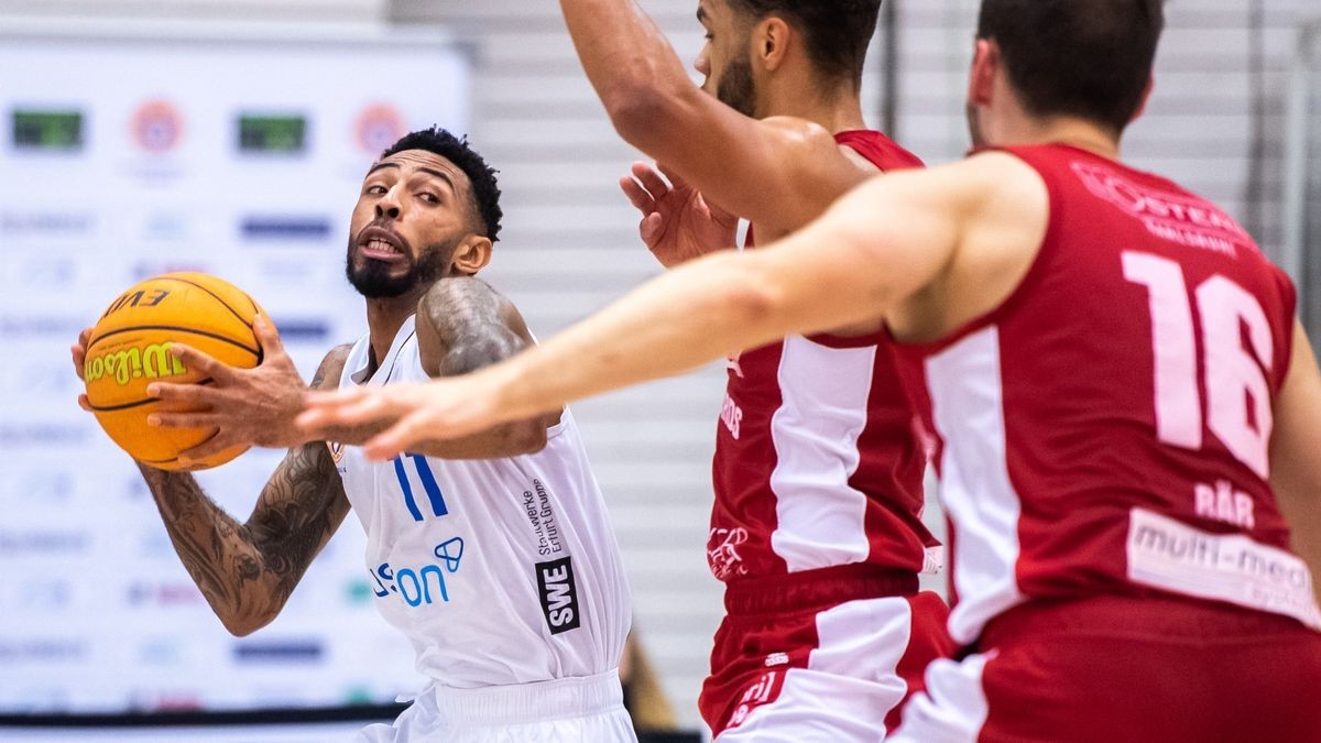 Basketballer Tyseem Lyles (links) trifft am Sonntag mit den Erfurter Löwen auf Aufsteiger Fellbach Flashers.