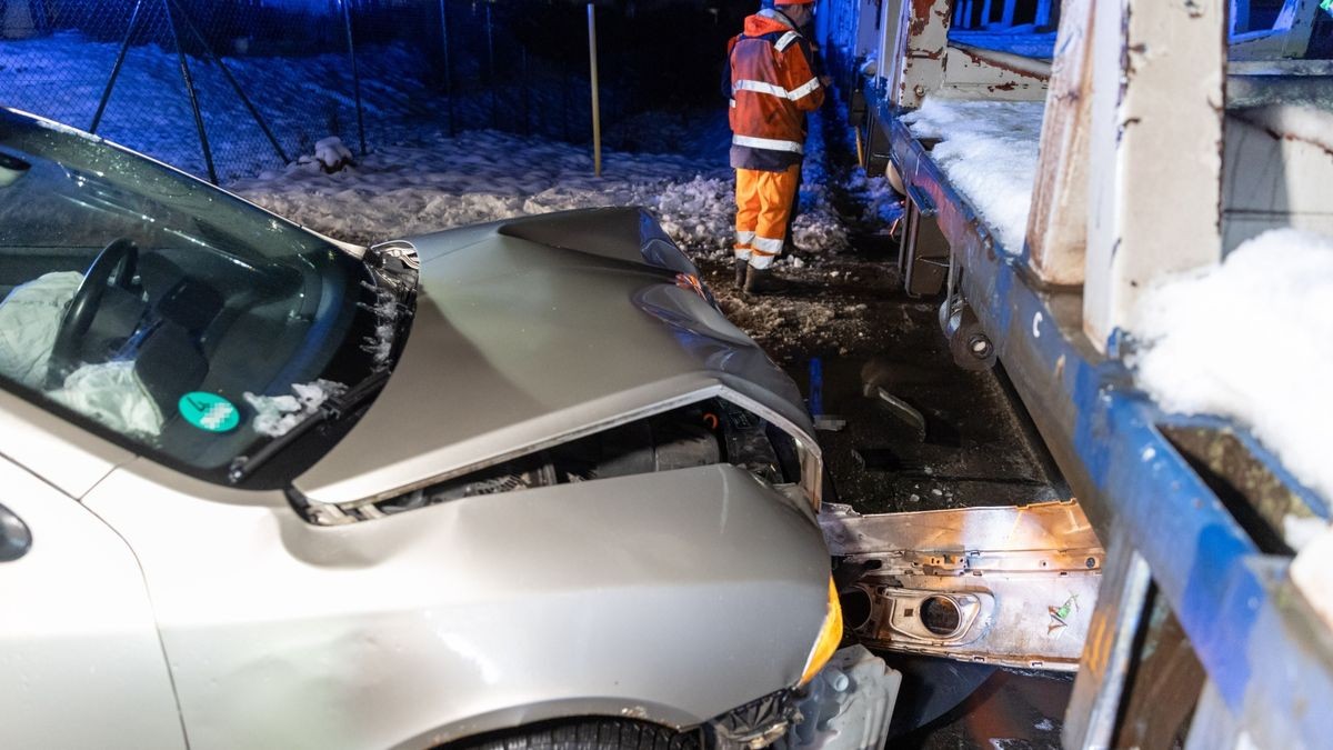 Durch den Aufprall wurde der Autofahrer verletzt und musste medizinisch versorgt werden.