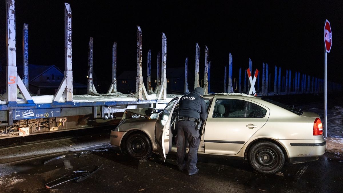 Der PKW stieß demnach aus bisher ungeklärter Ursache mit der Diesellok zusammen, während diese Holzabtransporte durchführte.