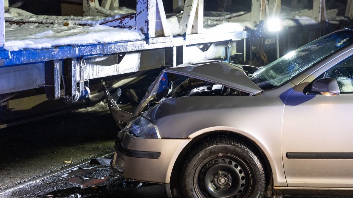 Am Dienstagabend ist ein Autofahrer bei einem Zusammenstoß mit einer Diesellok in Schleusingen verletzt worden.