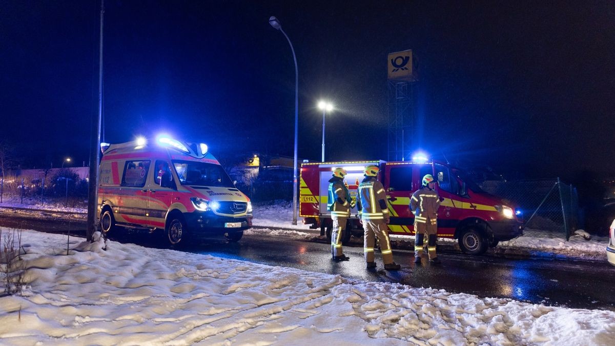 Die örtliche Feuerwehr kümmerte sich um die Beseitigung von ausgelaufenen Betriebsstoffen. 