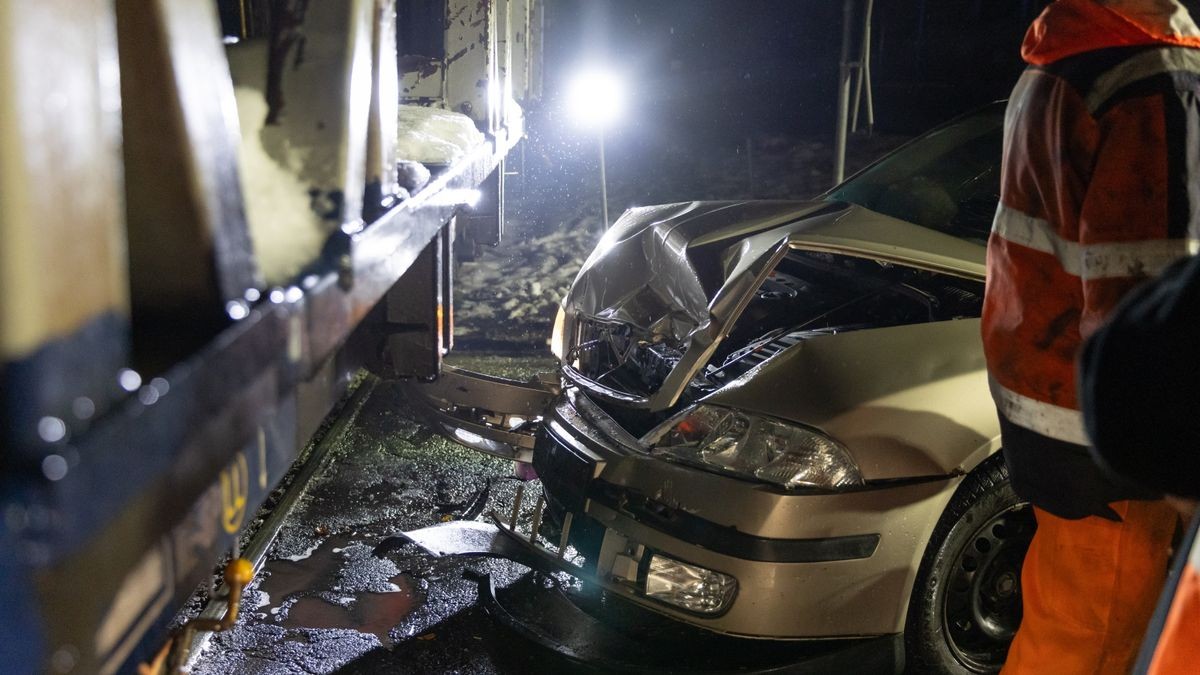 Nach ersten Informationen ereignete sich der Unfall an einem unbeschrankten Bahnübergang in der Industriestraße.