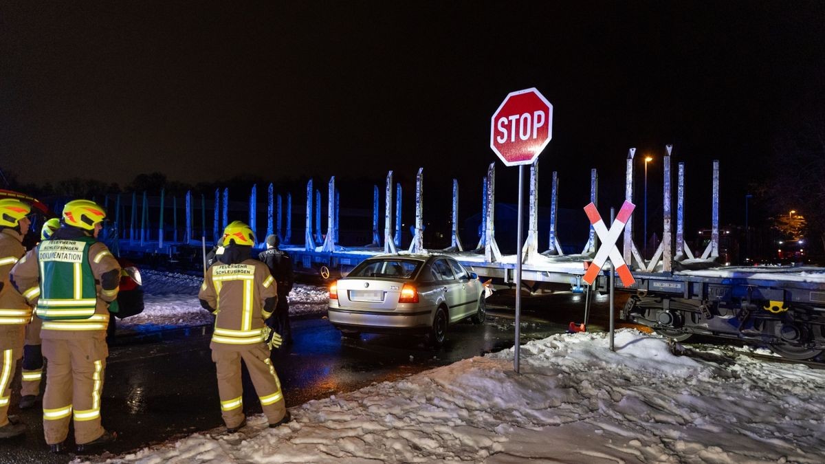 Am Dienstagabend ist ein Autofahrer bei einem Zusammenstoß mit einer Diesellok in Schleusingen verletzt worden.