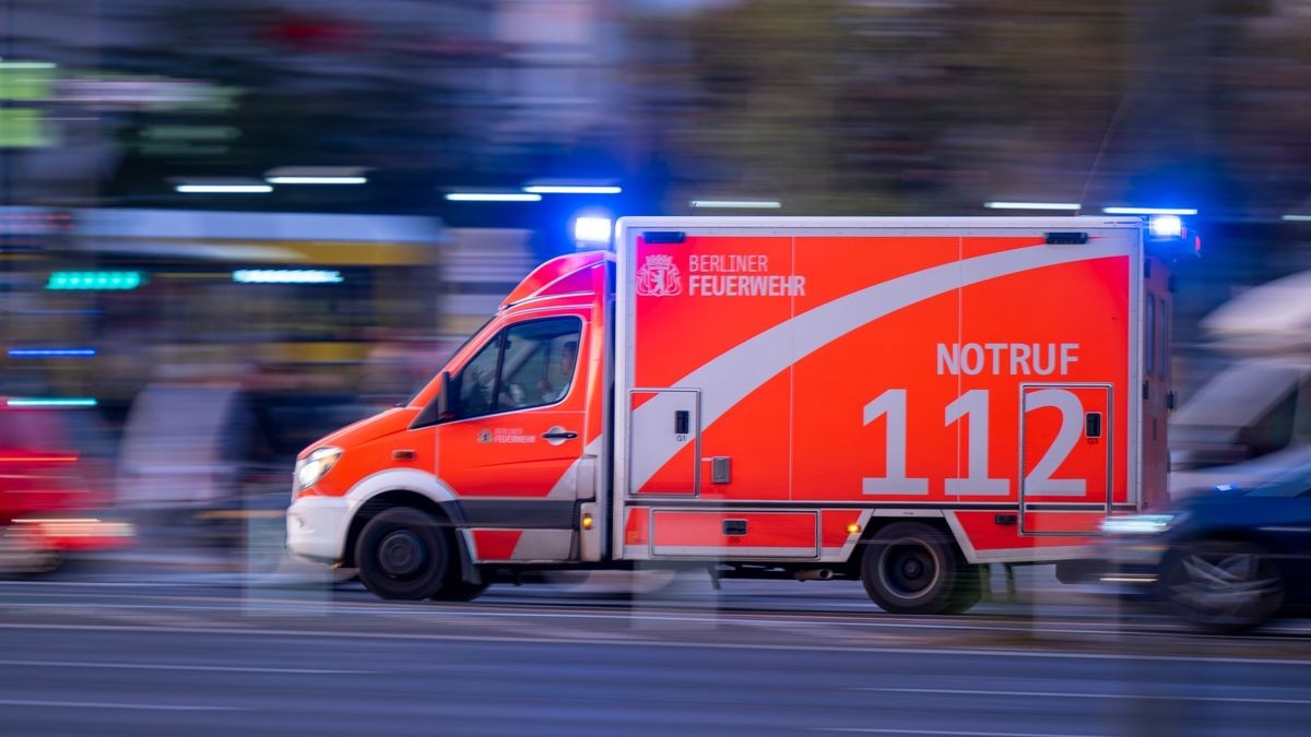 Symbolfoto: Ein Rettungswagen rast zu einem Einsatz.