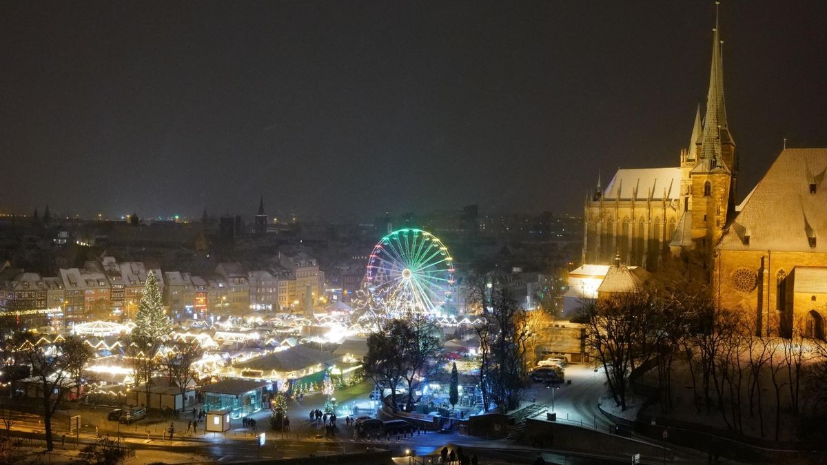 Der Erfurter Weihnachtsmarkt bei Nacht. 