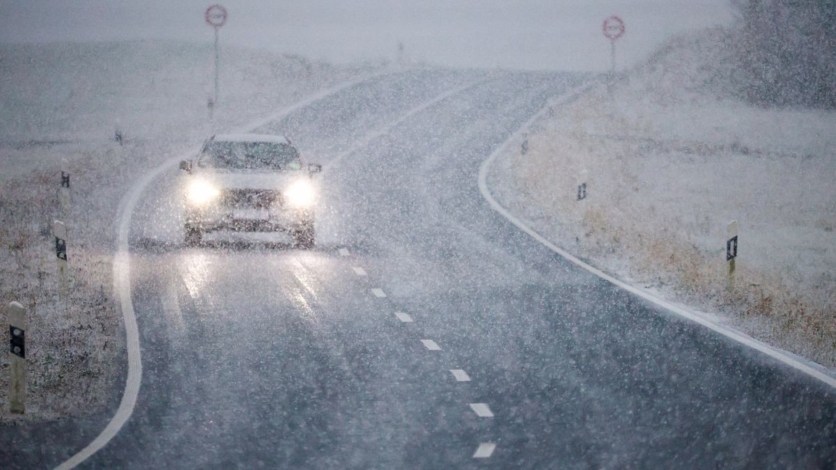 Teils wird auch leichter Schneefall erwartet. Autofahrer sollten vorsichtig sein. (Symbolbild).