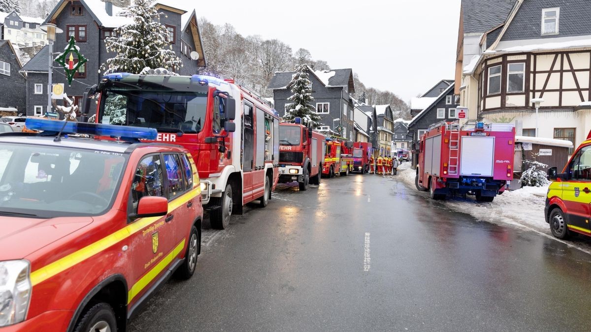 Die Zwischendecken mussten mittels Kettensägen geöffnet werden, um das Feuer zu löschen.