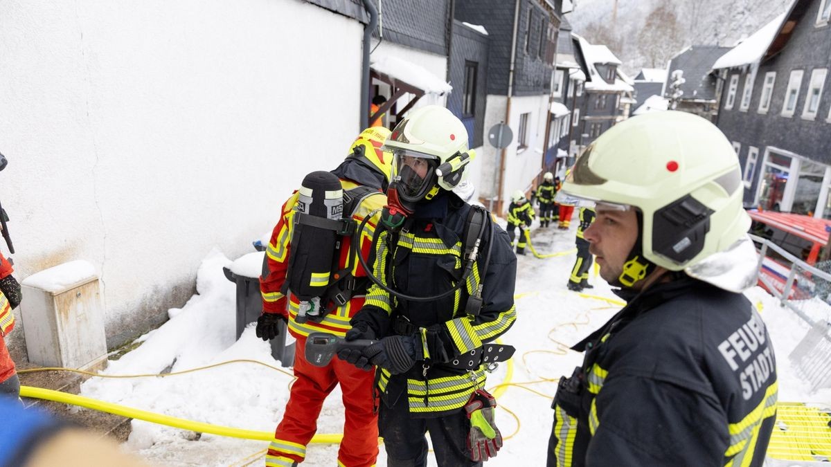 Zu einem Brand in einem Wohnhaus sind die Einsatzkräfte der Feuerwehr und des Rettungsdienstes am Freitagmorgen nach Lauscha im Landkreis Sonneberg alarmiert worden.