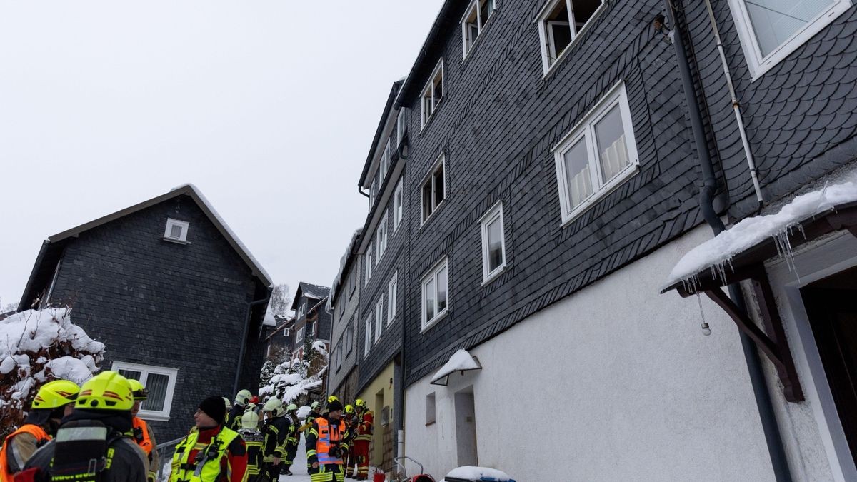 Ersten Informationen nach kam es hier aus noch unklarer Ursache zu einem Feuer in einer Zwischendecke in einem Zimmer.