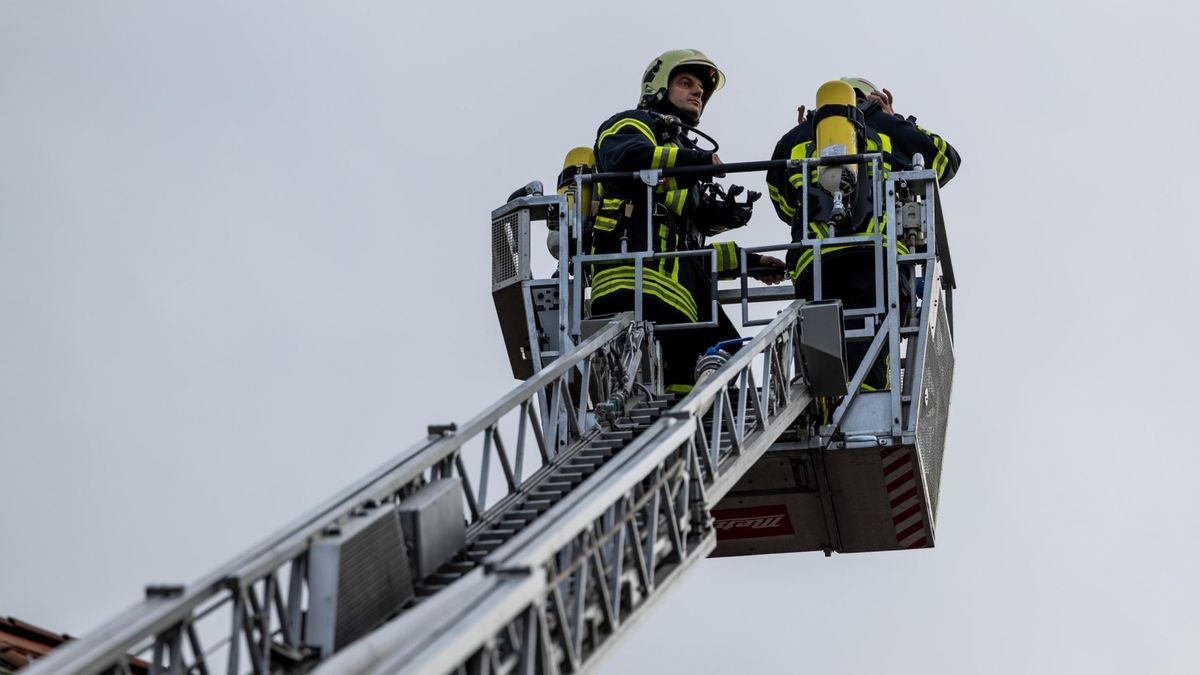 Bei einem Brand in der Innenstadt von Weimar ist am Samstag eine Frau schwer verletzt worden.