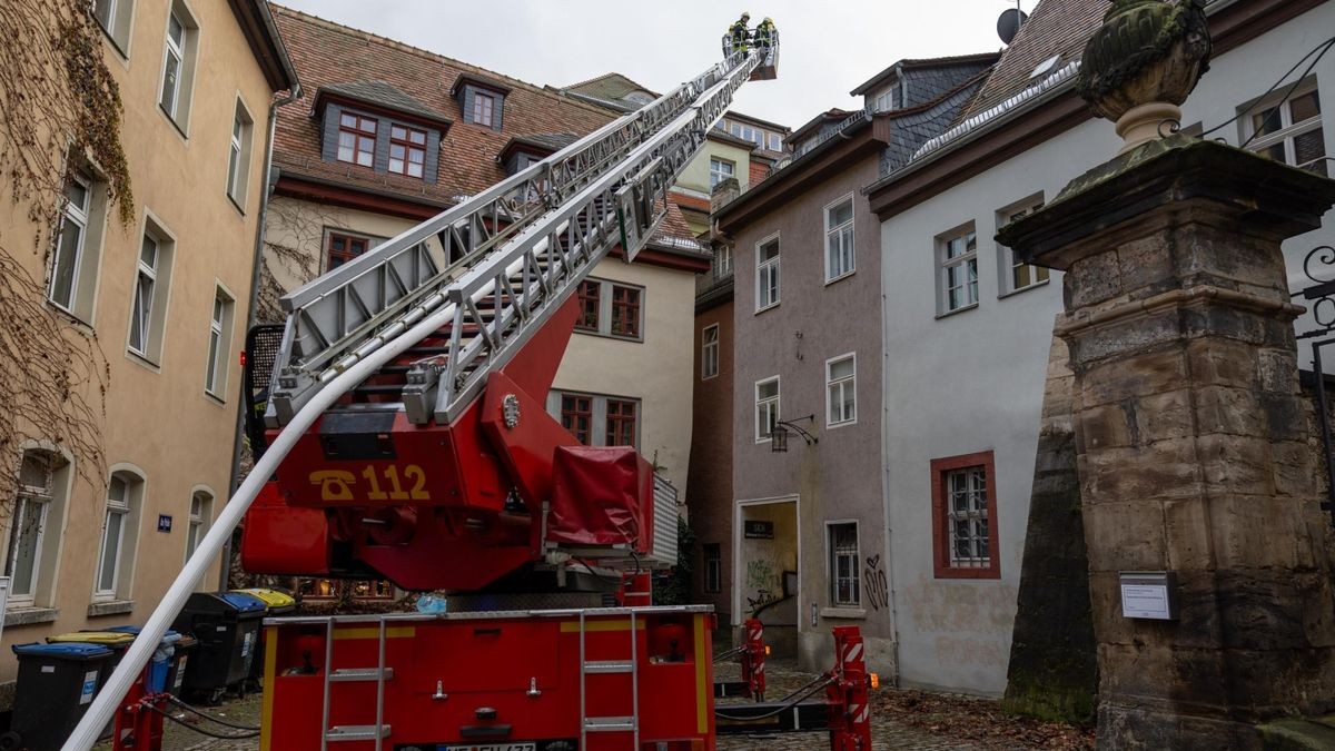 Bei einem Brand in der Innenstadt von Weimar ist am Samstag eine Frau schwer verletzt worden.