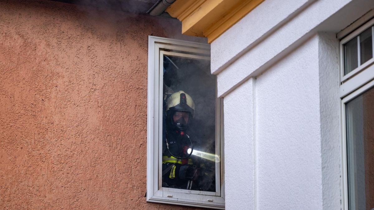 Mehrere Trupps drangen schließlich unter schwerem Atemschutz in die betroffene Wohnung vor und löschten das Feuer.