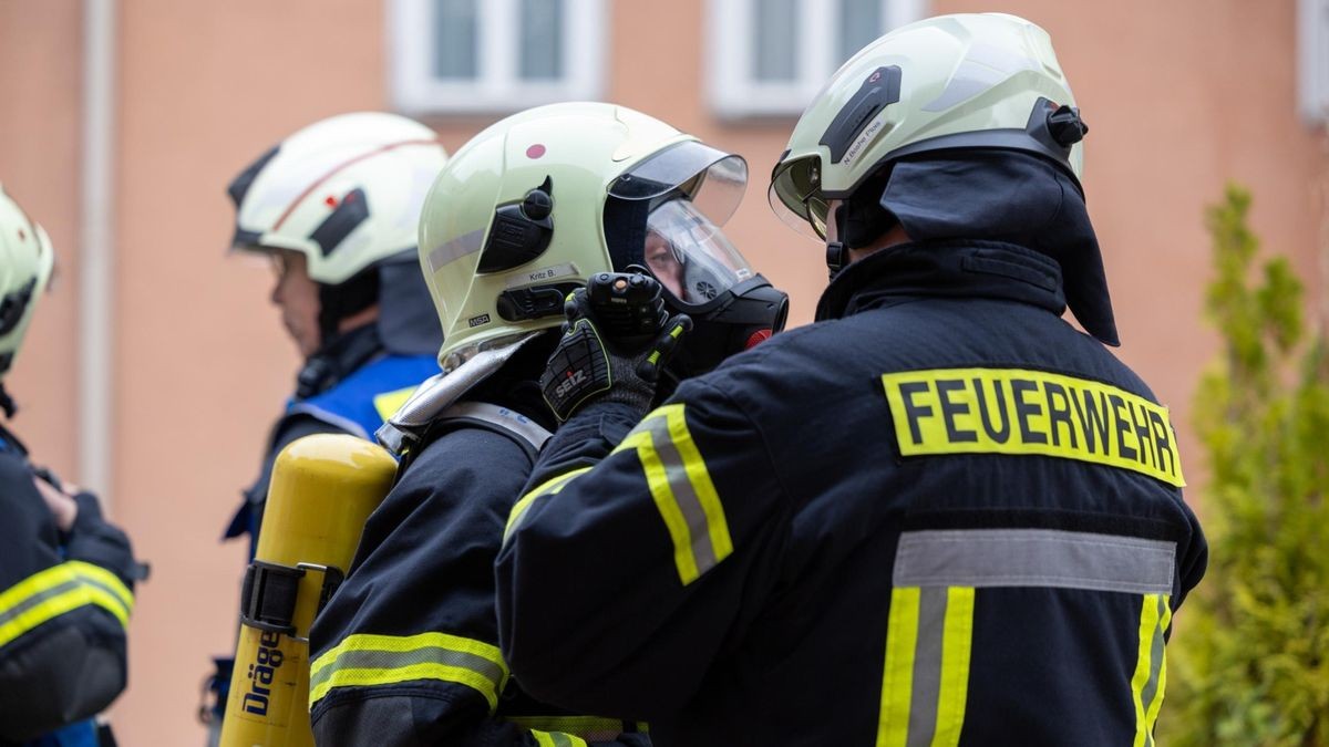 Dabei zog sie sich Verbrennungen und eine Rauchgasvergiftung zu. Sie wurde mit schweren Verletzungen ins Klinikum Weimar gebracht.