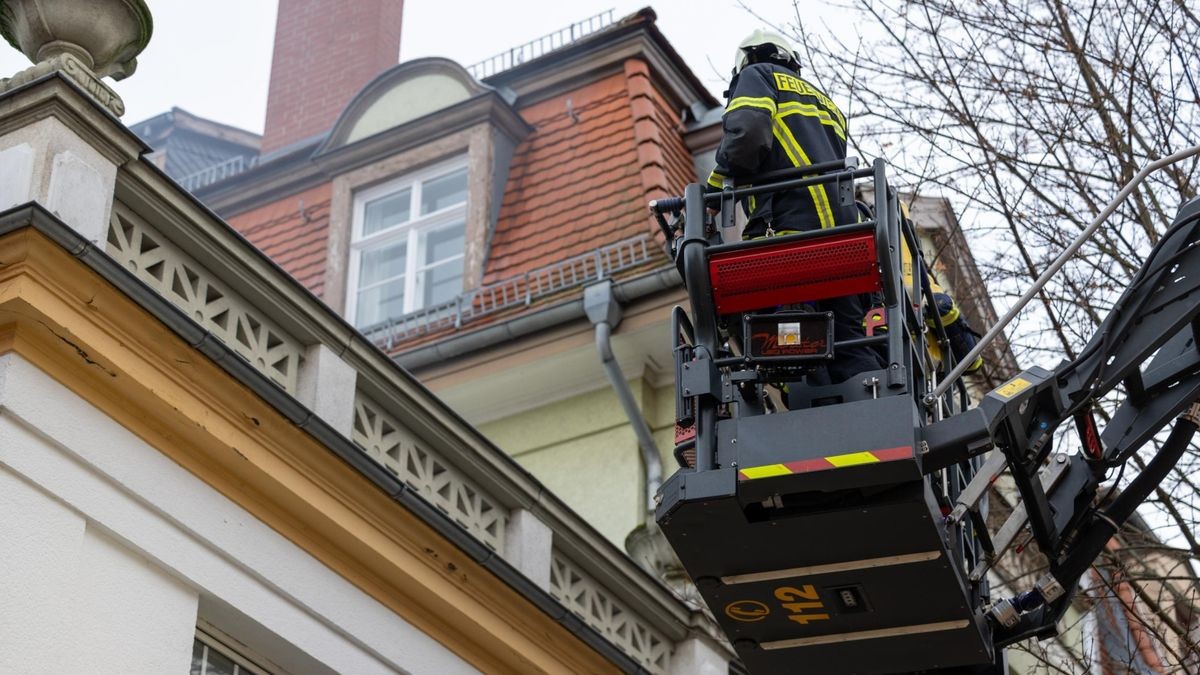 Bei einem Brand in der Innenstadt von Weimar ist am Samstag eine Frau schwer verletzt worden.