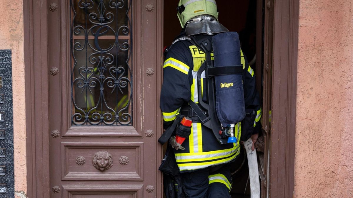 Bei einem Brand in der Innenstadt von Weimar ist am Samstag eine Frau schwer verletzt worden.