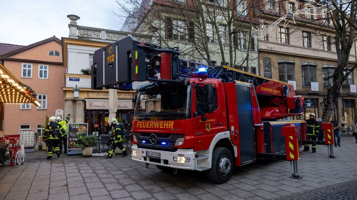 Die Polizeiinspektion Weimar und die Kriminalpolizei haben die Ermittlungen zur Brandursache aufgenommen.