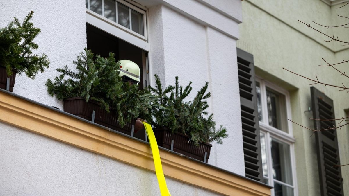 Die darunterliegenden Wohnungen seien durch das Löschwasser ebenfalls nicht mehr bewohnbar.