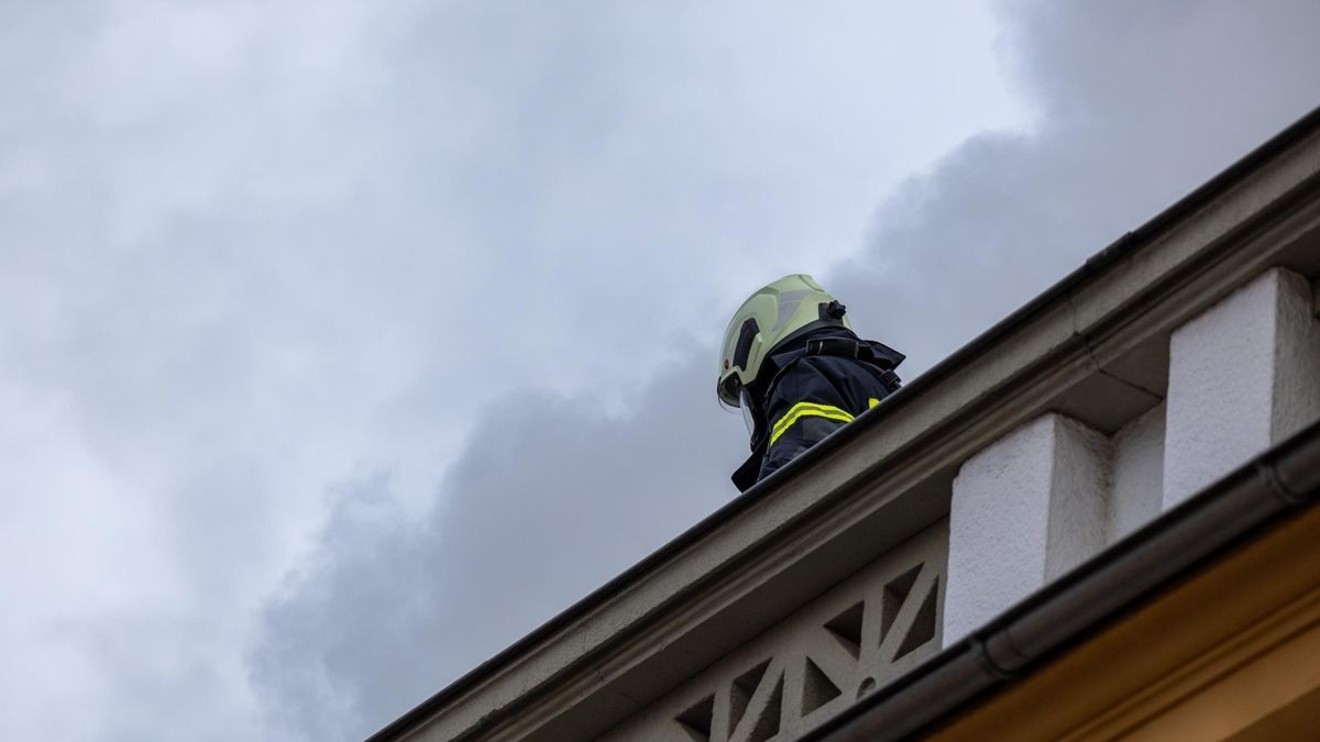 Durch die dichte Bebauung verbreitete sich der Rauch auch in das angrenzende Gebäude in der Schillerstraße, in dem dadurch eine Wohnung und ein Restaurant evakuiert werden mussten.