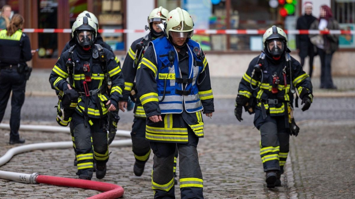 Bei einem Brand in der Innenstadt von Weimar ist am Samstag eine Frau schwer verletzt worden.