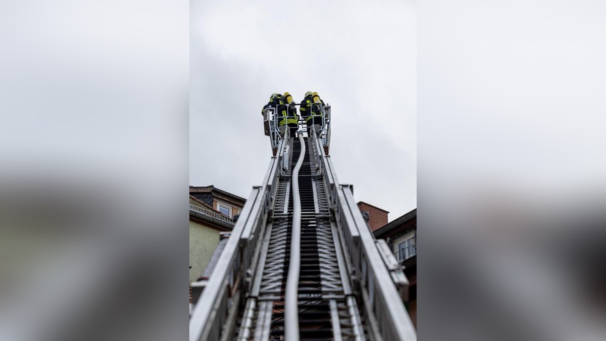 Zum Einsatz kamen auch zwei Drehleitern der Feuerwehr.