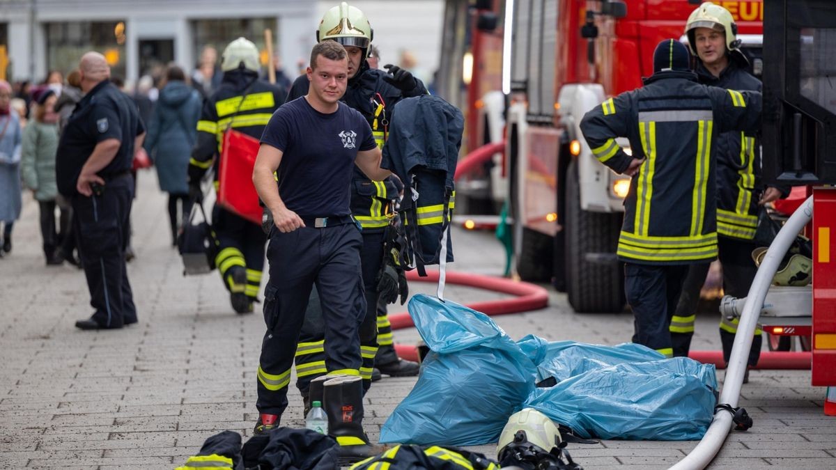 Bei einem Brand in der Innenstadt von Weimar ist am Samstag eine Frau schwer verletzt worden.