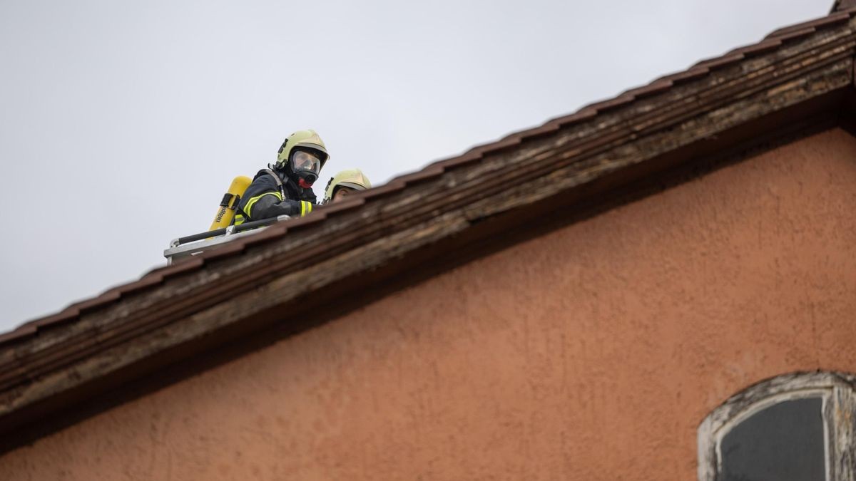 Bei einem Brand in der Innenstadt von Weimar ist am Samstag eine Frau schwer verletzt worden.