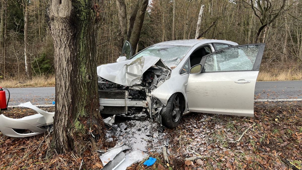 Bei dem Unfall starb der 95-jährige Fahrer des Autos.