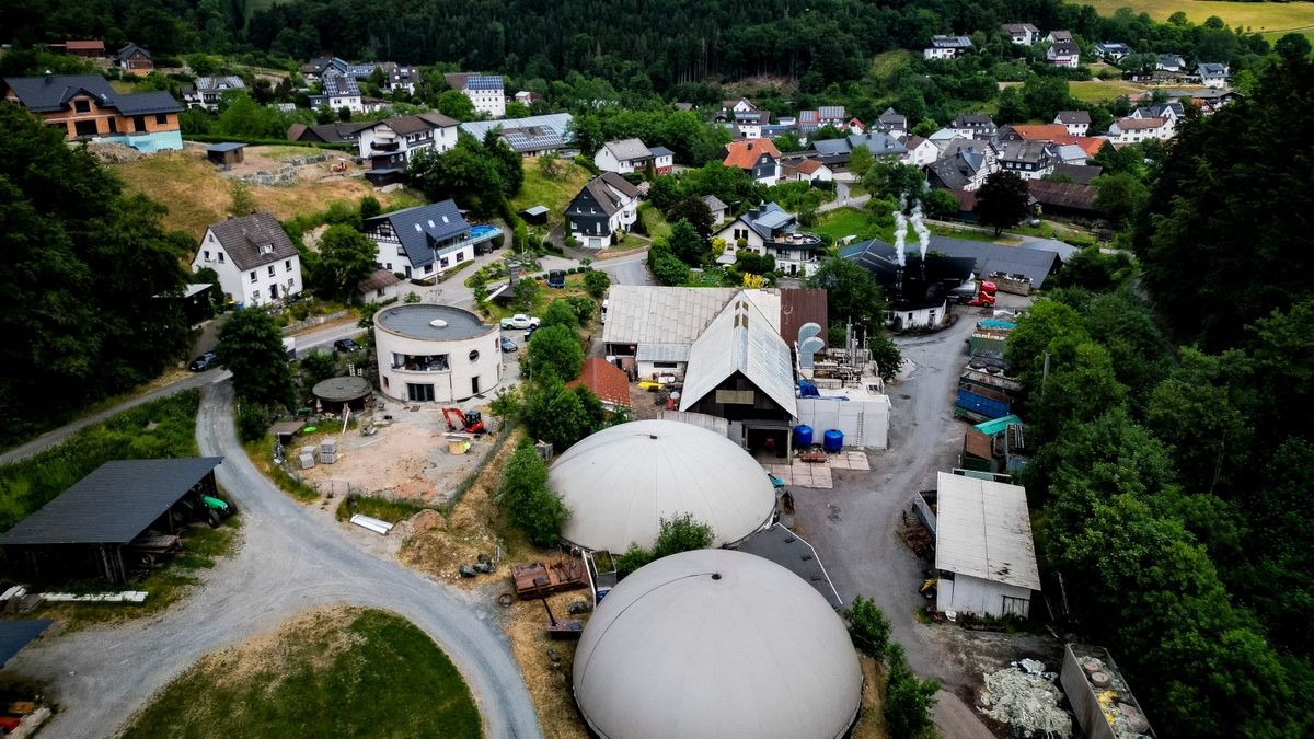 Das Symbolfoto zeigt den Blick auf eine Biogasanlage, die eine kleine Ortschaft mit Energie versorgt.