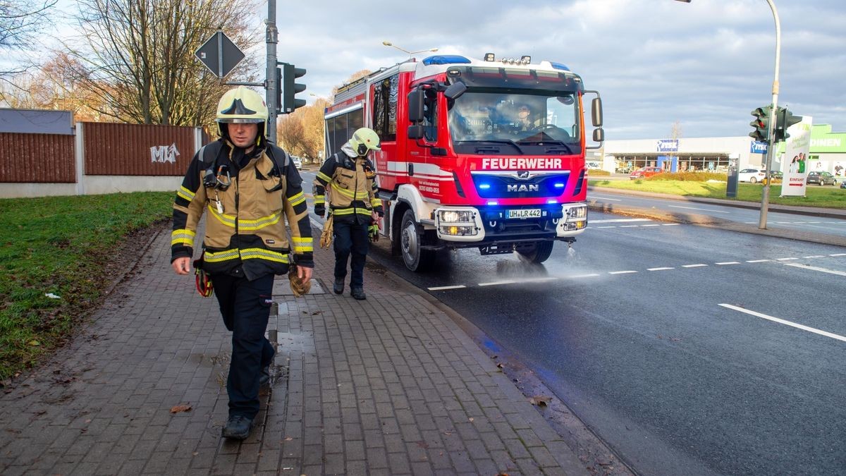 In Mühlhausen beseitigte die Berufsfeuerwehr die Kraftstoffspur.