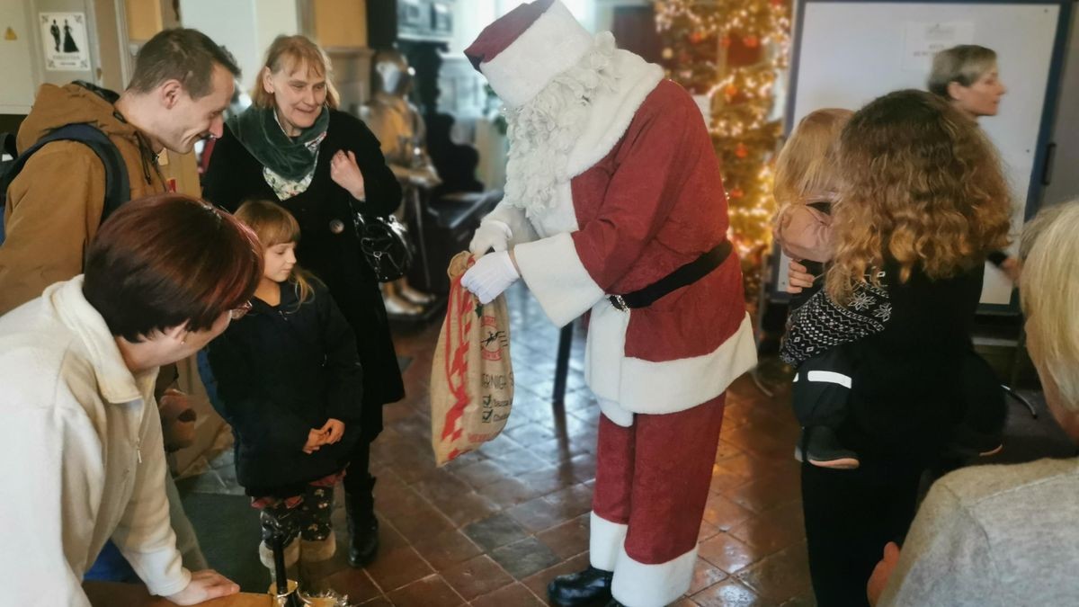 Auch der Weihnachtsmann schaute im Herrenhaus vorbei, um Kinder zu beschenken.