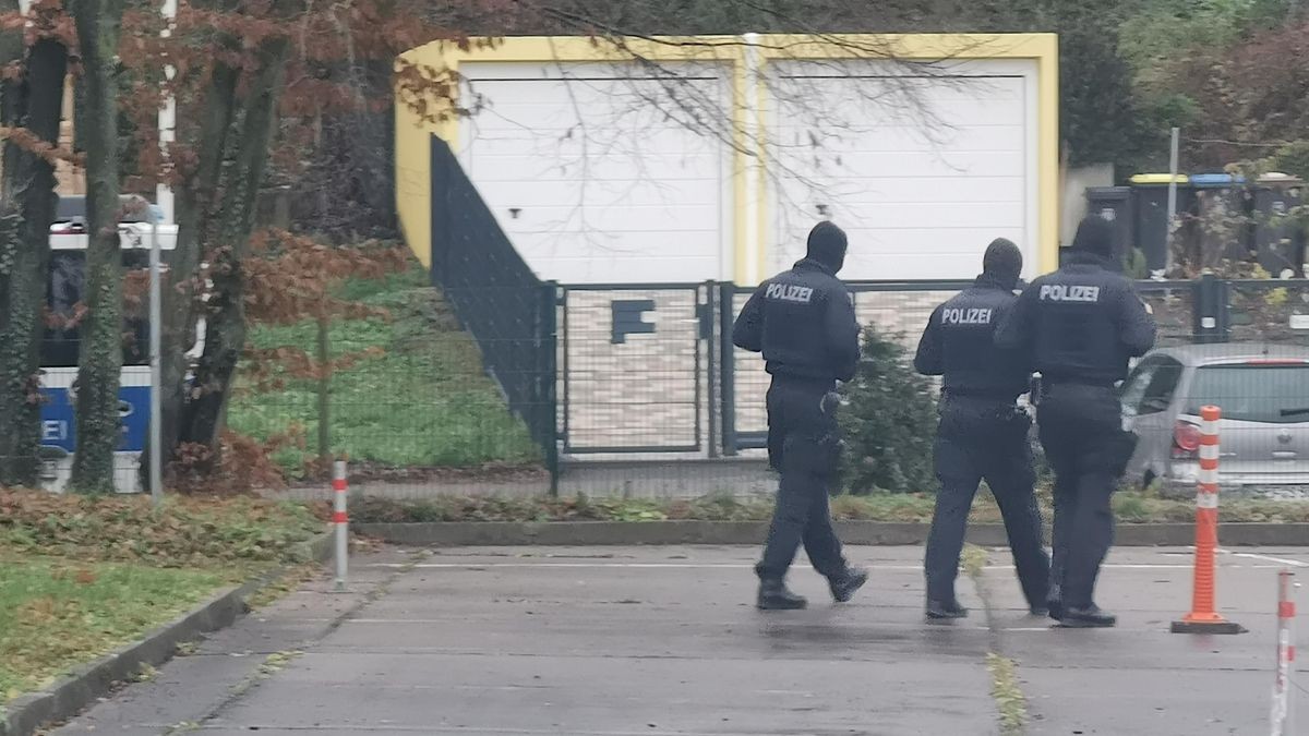 Beamte von Landes- und Bundespolizei durchsuchten am Donnerstag eine Wohnung im Eisenacher Johannistal.