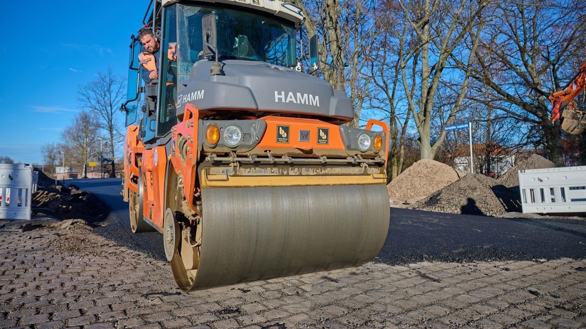 Letzte Arbeiten: Zwischen Bahnhof und dem Gewerbegebiet in Ohrdruf wird am Donnerstag die neu gebaute Straße wieder freigegeben. Bis Ende März rollt hier der Verkehr wieder.