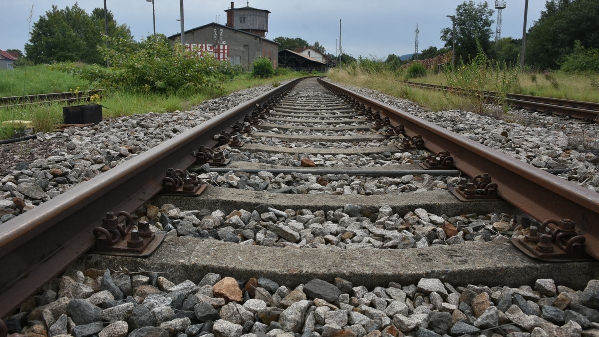 Blick auf die Gleise der Ohratalbahn am Bahnhof Ohrdruf.