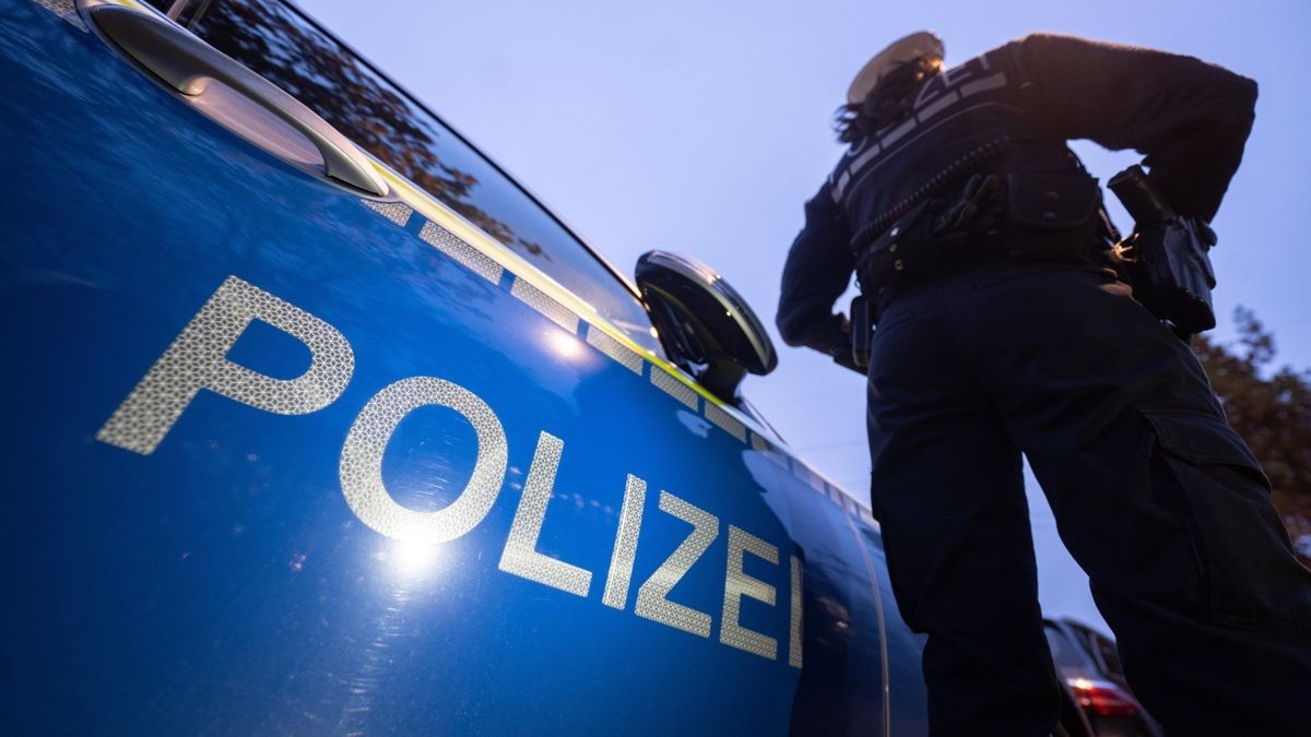 ARCHIV - 30.11.2023, Baden-Württemberg, Stuttgart: Eine Polizistin steht im Rahmen eines Fototermins neben einem Polizeifahrzeug (gestellte Szene). Wegen des Verdachts der Mitgliedschaft in einer ausländischen terroristischen Vereinigung hat die Bundesanwaltschaft in Berlin und im niederländischen Rotterdam insgesamt vier mutmaßliche Mitglieder der islamistischen Hamas festnehmen lassen. (zu dpa «Mutmaßliche Hamas-Mitglieder in Berlin festgenommen») Foto: Marijan Murat/dpa +++ dpa-Bildfunk +++