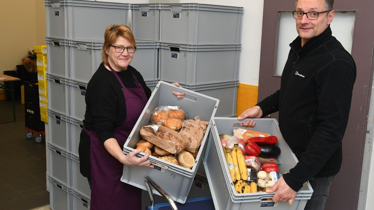 Für die Weimarer Tafel bereiten Cornelia Christel und Tafel-Chef Marco Modrow die neuen Ausgabekisten für die Tafelgäste vor. „Thüringen hilft“ hat die Kisten finanziert, damit konnte das Ausgabesystem verbessert werden. 