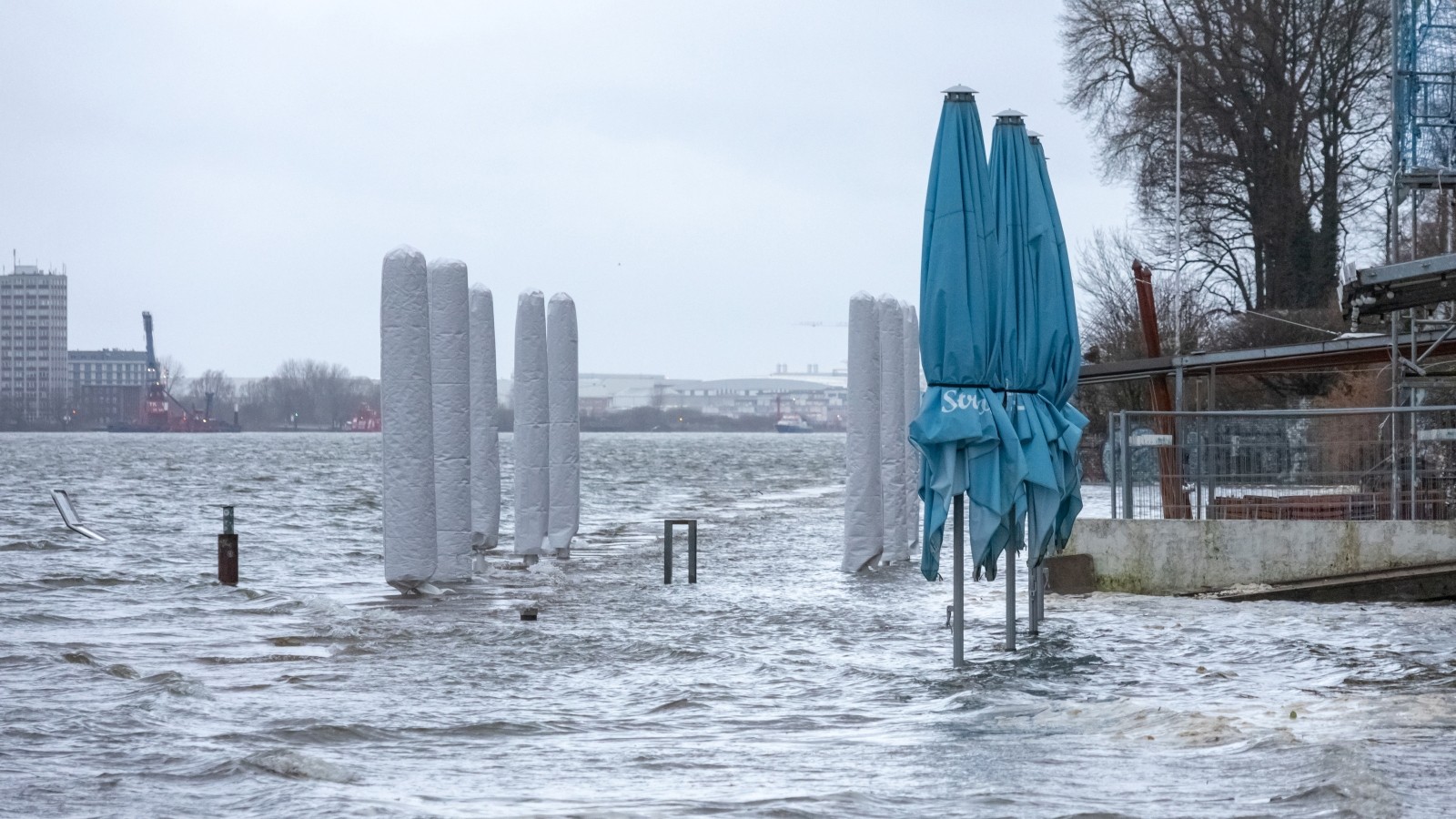 Wetter Hamburg: Sturmflut erwartet – Elbstrand schon überspült