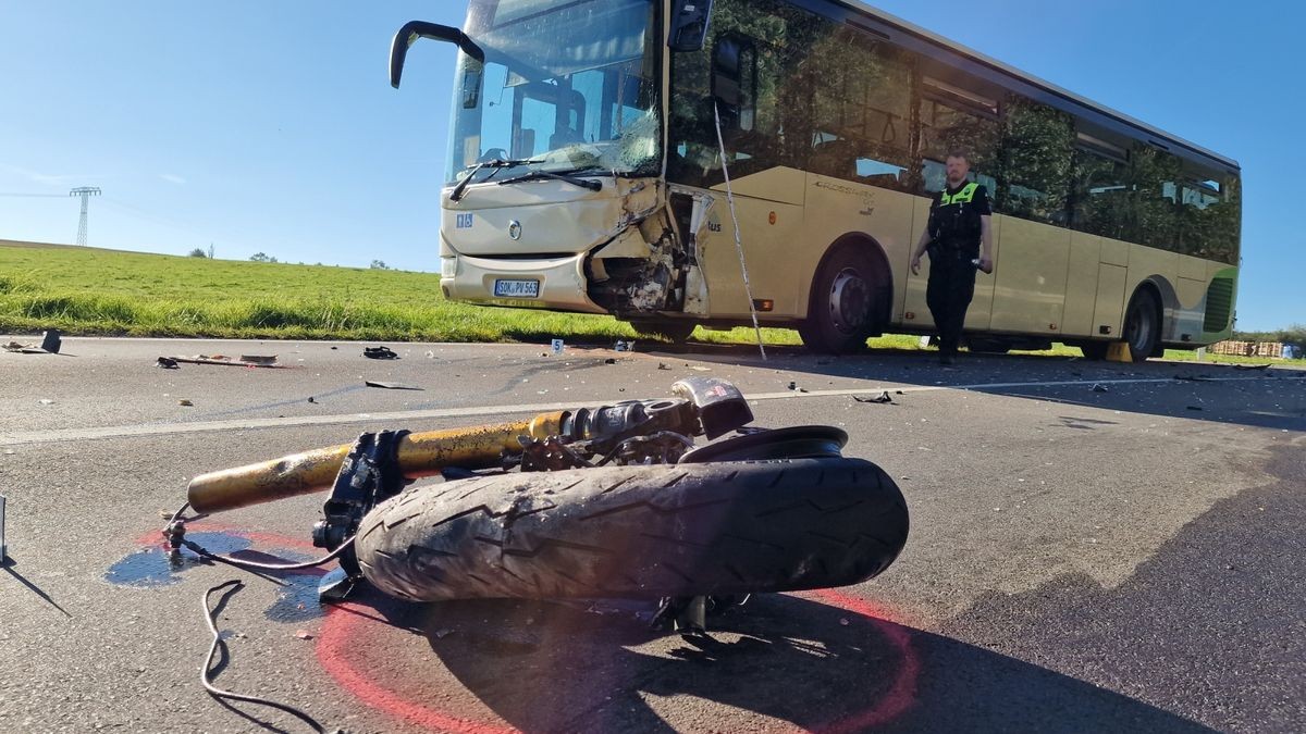 Auf der Bundesstraße B90 prallte ein Motorradfahrer am 8. September gegen einen Linienbus.