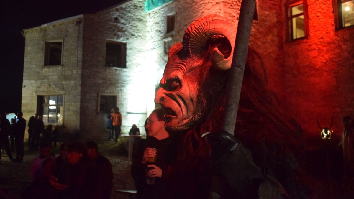 30. September: Eine besondere Jahreszahl wurde auf Burg Gleichenstein besonders gefeiert. Die Band Corvus Corax sorgte für Mittelalter-Atmosphäre, die Südharzer Schattenwelt brachte ein bisschen Grusel mit hinein. Die Gäste waren begeistert.