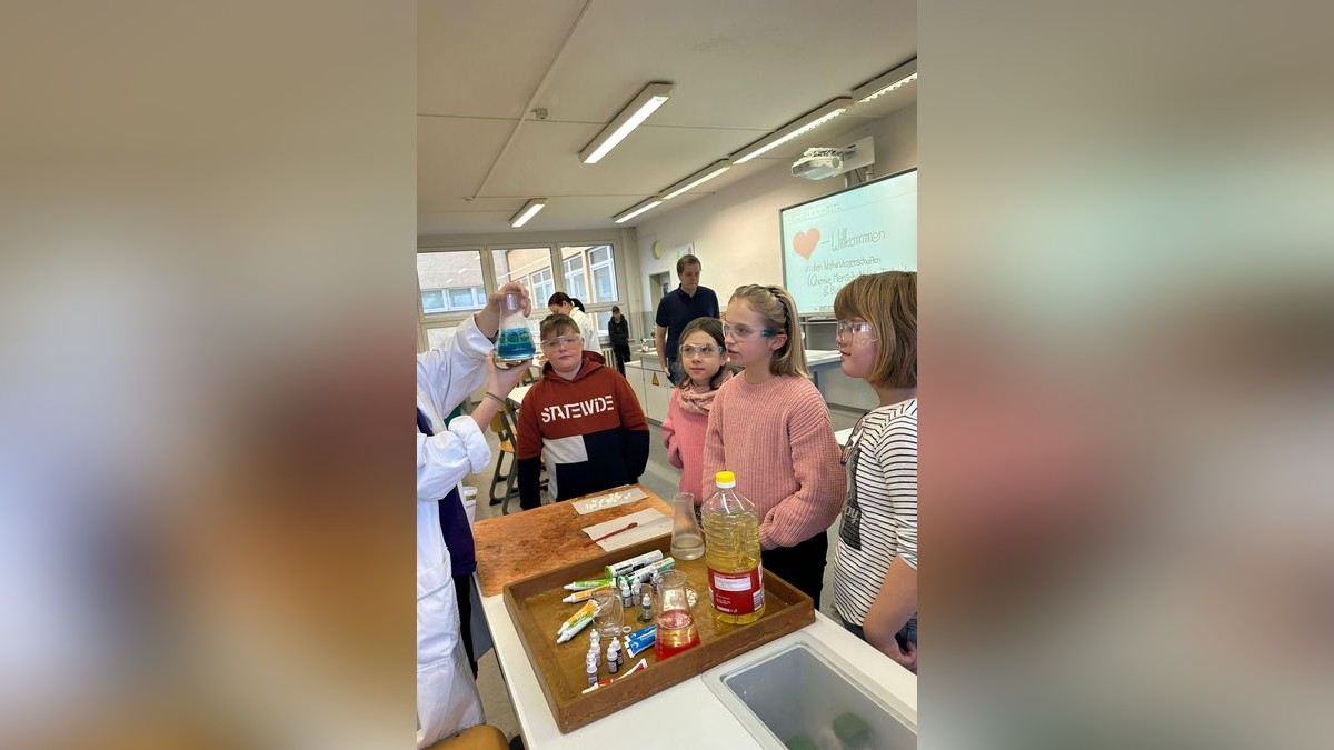 Grundschultag an der Eichelbergschule in Berka/Werra, hier zeigt Tommy Mayer (links) den künftigen Fünftklässlern Experimente in Chemie.